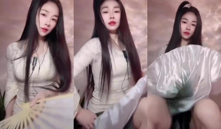 漂亮某音主播 我们也是有才艺的 笑什么 哎呀我的妈耶 骚货露出了好大好肥的鲍鱼