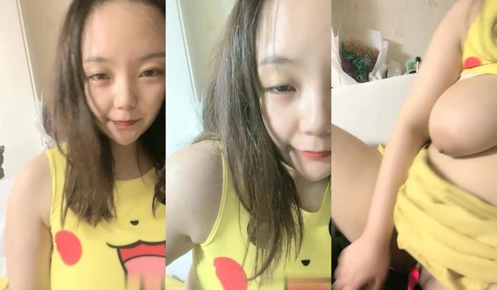 颜值不错的少妇长着一对巨无霸的大奶子，镜头前的诱惑大奶子晃的人眼晕自己揉捏，跳弹玩弄骚逼手抠到高潮喷水