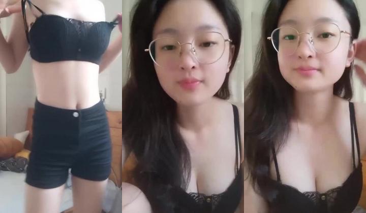 清纯邻家新人学生~~【金嗯嗯】~天然美乳黄瓜自慰~流白浆~~--~没钱买道具~只好拿出大黄瓜~插逼自慰！
