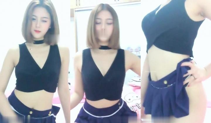 超可爱的女孩 ️-，眼神水汪汪 ，随音乐而嗨：我来姨妈了，不要看啦，给你看姨妈巾好了，怎么抖这样吗，啊~摁啊~叫床好听！