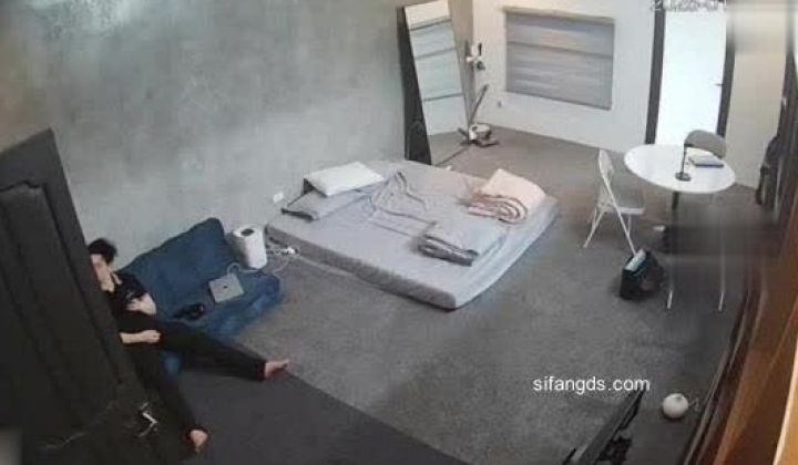 黑客破解家庭网络摄像头偷拍住毛坯房的年轻情侣疯狂做爱有时一天做爱几次