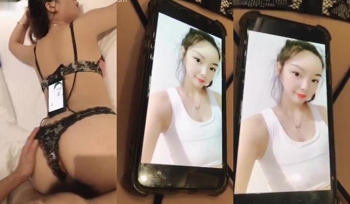 纯情的校园妹纸，逛了一天累趴在床上，可还是很享受性爱的欢乐，滑一下就进去她立马呻吟了起来！