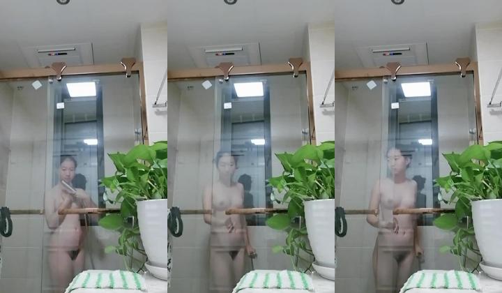暗藏摄像头偷拍表妹洗澡 双手洗逼的样子真销魂
