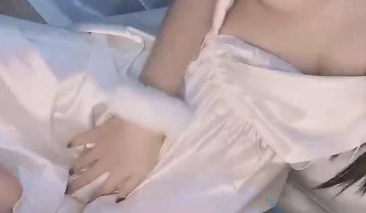 《反差女神淫荡泄密》人生赢家京城有钱富少与他的两位极品模特身材骚母狗，一王两后调教户外露出排插，为了钱乖乖听话