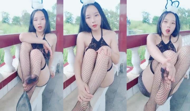 户外小骚妇，激情诱惑！ ️逞中午大家回家吃饭时间，偷偷约炮榜一大哥户外庭内吃鸡打炮 ️哥哥你怎么没穿内裤啊，好坏哟！
