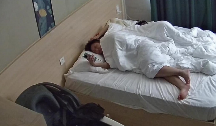 主题酒店 清纯眼镜小妹睡醒之后 情趣套装一换窗帘一拉 大战起 别看女生娇小 胸和臀儿挺~不错