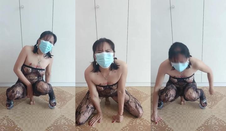 最新抖音泄密！42岁农村风骚熟女【来日方长】定制福利，道具自慰丝袜足交
