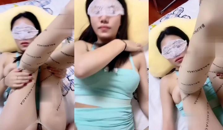 老哥周末没钱只能在家肏女友 有点短小妹纸明显没吃饱啊！