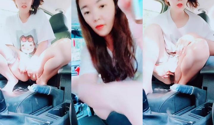 精彩小少妇户外车震再继续一个人玩逼，全程露脸跳蛋已经满足不了了，前排坐插手刹把手上下抽动，精彩又刺激