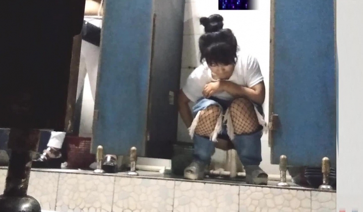男扮女装淡定坑神国产无门女公厕当面对着拍有年轻漂亮美女有良家少妇有熟女多个年龄段