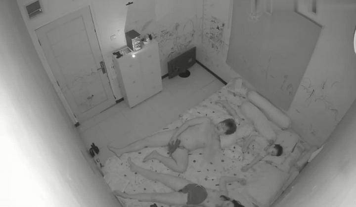 黑客破解家庭网络摄像头偷拍 极品夫妻 的日常性生活每次啪啪都需要道具插逼自慰热身再开干