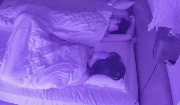 酒店偷拍百褶裙眼镜骚货与性瘾男睡到半夜都要起来操一炮接着睡
