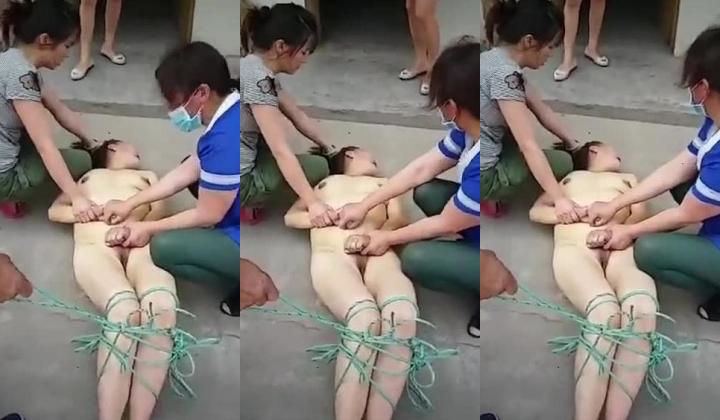 偷情的下场真惨啊，被几个老娘们逮到 ，全身扒光赤裸还要绑住双脚，还要被指指点点，唉。