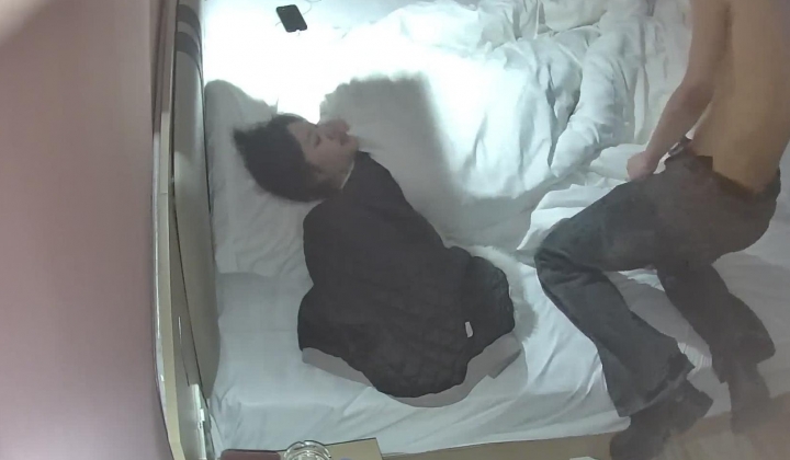 酒店偷拍 学生情侣妹子满心期待男友激烈的碰撞废才男友只知道玩游戏性能力让她大失所望