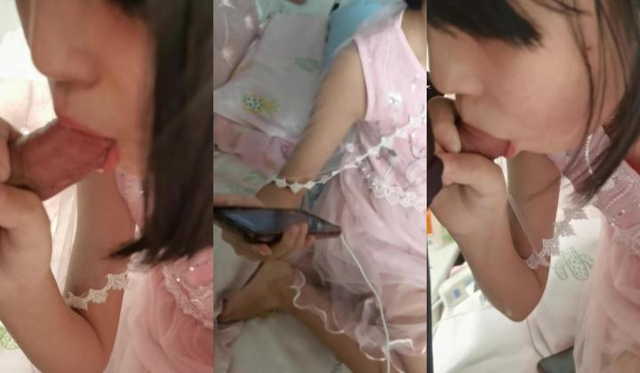 贪玩的小表妹，边给表哥吃JJ，边玩手机，表哥被舌头舔的超舒服
