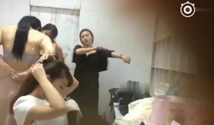 偷拍新娘伴娘们有说有笑试衣服 美色尽收眼底