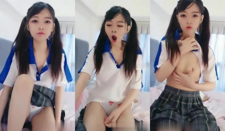 极品颜值大眼睛小仙女【狗花】 纯纯欲火的在校生，小美腿中间阴毛旺盛生长，打小逼逼揉奶诱惑 声音甜甜地和网友聊情！