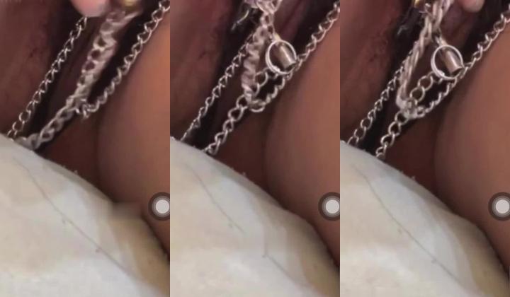 劲爆！B站花椒 张公子 双视角直播 极品空姐 上面正常直播 下面露B自慰，大哥的待遇就是不一样