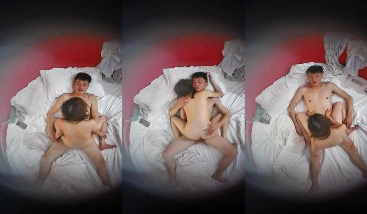 情趣酒店摄像头偷拍 甜美女友好奇电动床我0帧起手掀开被子一边操女友一边盯着摄像头笑？操得更起劲了