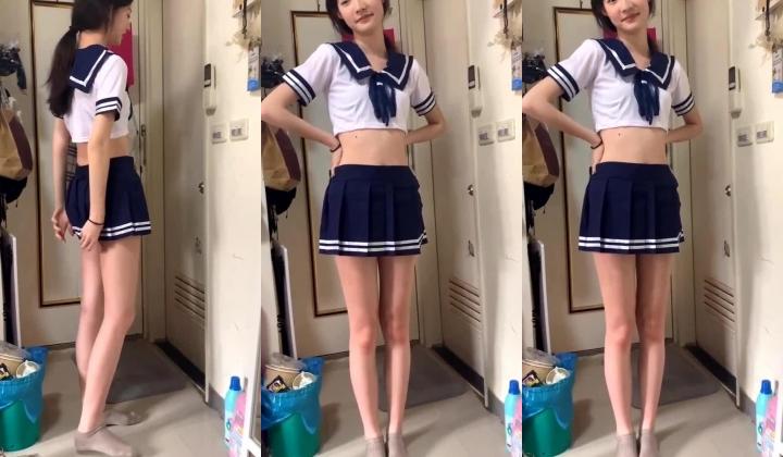 冒充一起上学吧节目导演,假借招收节目主持人为由,忽悠学生妹脱光衣服,学妹说有点不习惯,有点尴尬