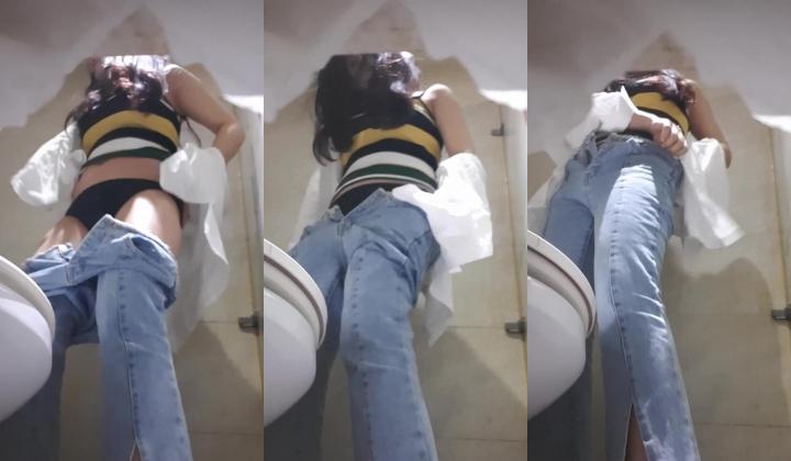 高手潜入夜店躲藏女厕障碍物做掩护现场实拍各种丝袜蕾丝内裤大长腿美眉方便气质不输明星美女先吐后尿