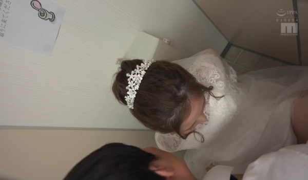 MIAA-408 結婚式中、親族が側にいるのにワレメ大好きショタ坊のスカート潜入膣いじりで痙攣失禁させられるイクイク花嫁 東希美