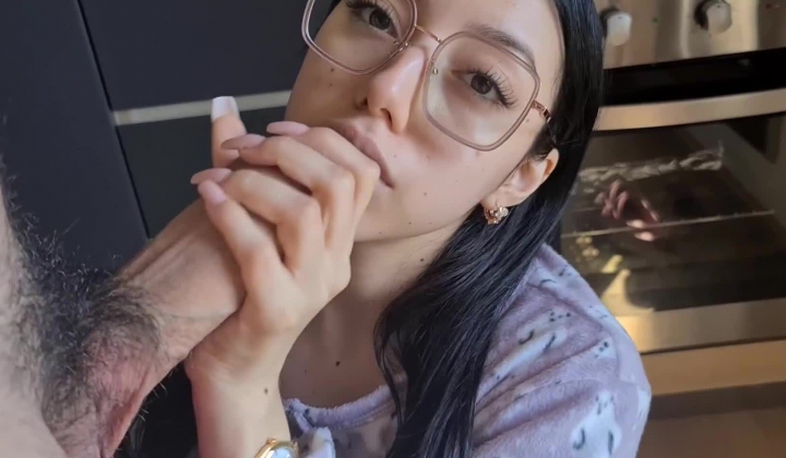 深喉女神，亚裔母狗【李露丝】露脸私拍，深喉口爆肛交啪啪野战，各式各样性爱自拍