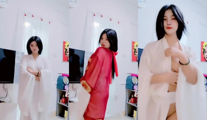 青春无敌，抖音风艺校美少女【杨晓花】定制福利，露脸露点，各种热门BGM裸舞