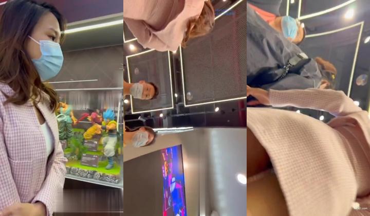 商城跟随偷窥漂亮小少妇 蓝色小内内紧紧卡着屁沟 看着好骚气