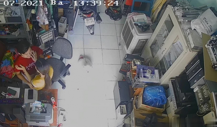 黑客破解摄像头监控偷拍 电脑维修店内夫妻口爆啪啪 超刺激！