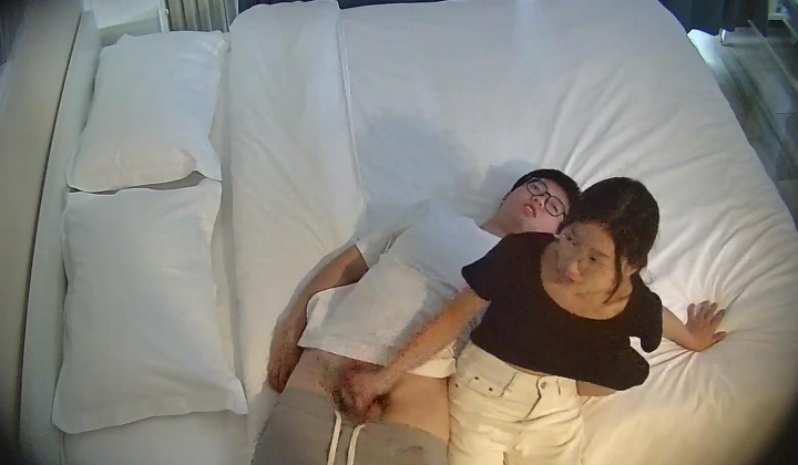 高校附近安防酒店偷拍学生情侣开房清纯眼镜学妹穿着黑丝给男友打飞机被哄骗插入哭了
