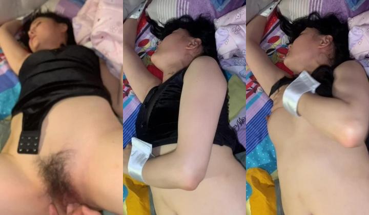 新母狗露脸福利，持续抠逼高潮，‘啊我我我不行啦’，不行也要扣！