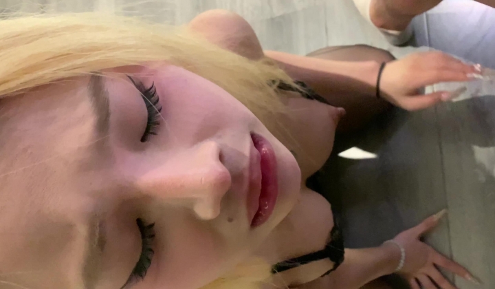 云盘高质露脸泄密！究极反差，金发舌钉卧蚕，火辣小母狗，舔脚足交，被金主各种调教啪啪