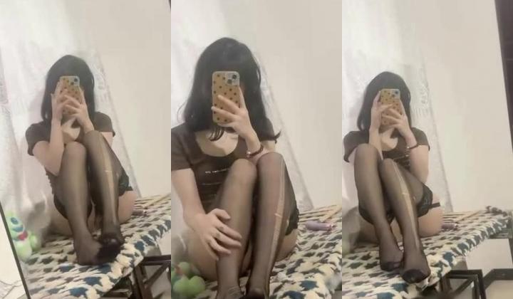 极品美乳丰满小胖妹优雅大迟度自拍,对着镜子自拍紫薇过程,双腿大开茓口大开