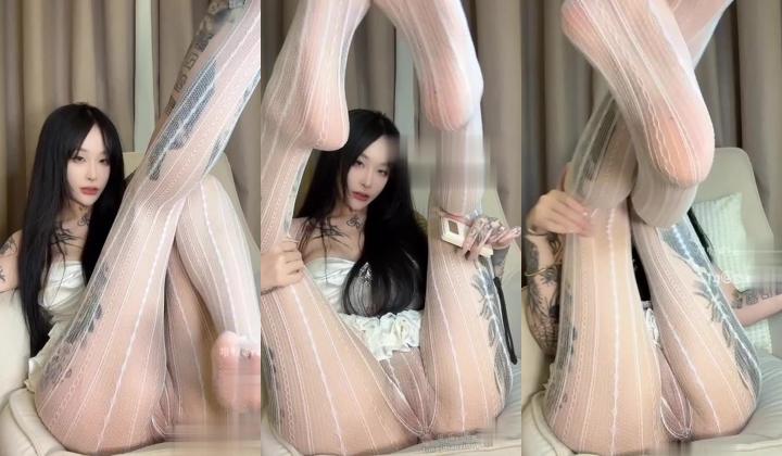 推特21万粉，抖音颜值女神【九条南无】最新会员群福利，白色蕾丝自慰玩穴失禁