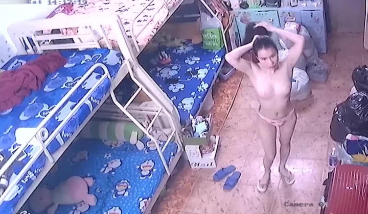 保安队长利用职务之便 ️偷偷在员工宿舍安装摄像头偷拍美女在宿舍内换衣服