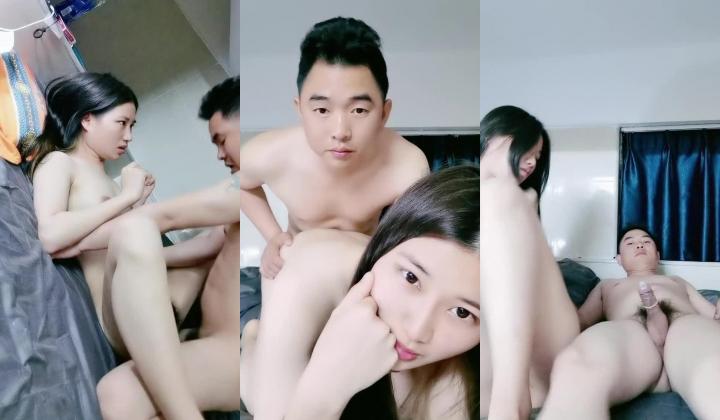 新来的纯情小少妇全程露脸伺候小哥哥啪啪，只肯舔乳头不肯舔鸡巴，让小哥玩逼激情上位各种抽插表情好骚刺激