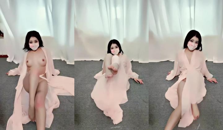 青春无敌，抖音风艺校美少女【杨晓花】定制福利，露脸露点，各种热门BGM裸舞