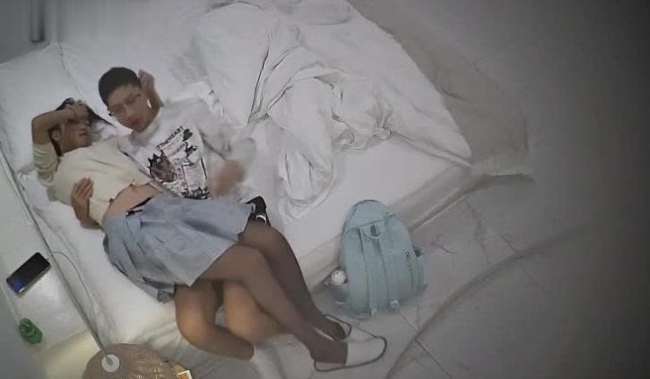 酒店偷拍 本周最佳妹子一边和男友操穴一边美团买了验孕棒测试还买了药物-复方甲硝磋阴道栓
