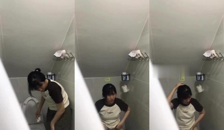 卫生间暗藏摄像头偷拍表妹尿尿,照镜子的时候差点被她发现了