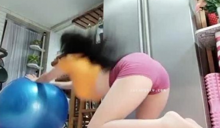 瑜伽老师 舞动天籁 这颜值得吃什么才有这样漂亮，一字腿 钢管舞、自慰揉穴 真诱惑！