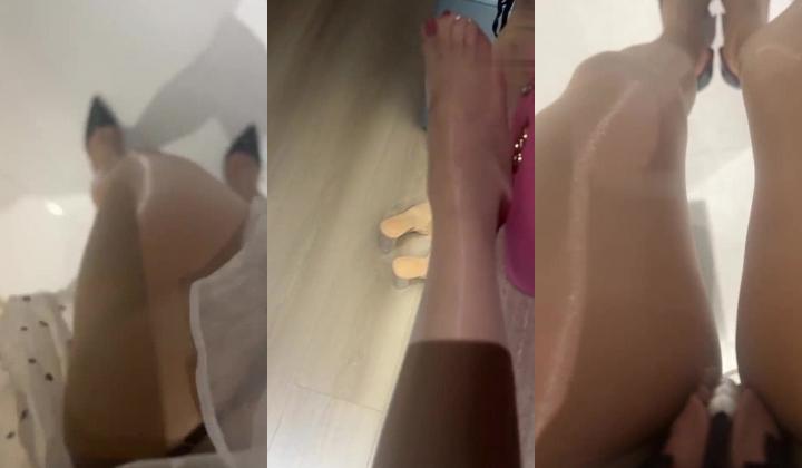 抖音大长腿少妇【馨月姐姐】丝足诱惑，自摸自慰，颜值丝足爱好者不可错过