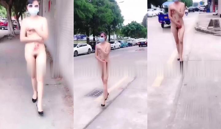 ️最新流出 ️超大胆子哦 ️纹身人妻白天竟全裸街头行走购物引路人围观拍照 胆子确实不小 也不怕被抓起来 高清1080P版