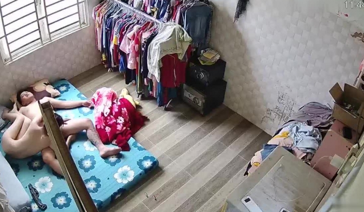 租客破解房东家网络摄像头偷拍 ️房东和年轻苗条娇妻的日常性生活有时用假鸡巴插逼