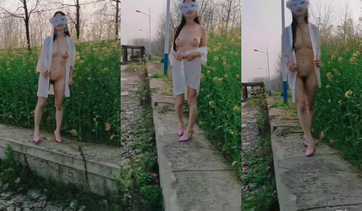 万人求购，推特反差婊，顶级绿帽骚妻【嫂子爱露出】一女战多男，群P大乱交，捆绑调教野战