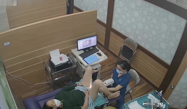 《妇产科监控破解》多位美女少妇张开大腿让医生又抠又摸检查阴道