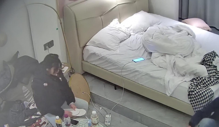 酒店偷拍连续3天入住的年轻情侣古灵精怪的双马尾可爱甜妹被男友不分日夜操了几次