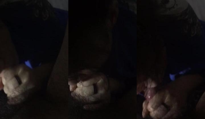 45岁的张阿姨，屋内口含大鸡巴，嘴唇果然是老练，一下子就把鸡巴吃的湿哒哒了！