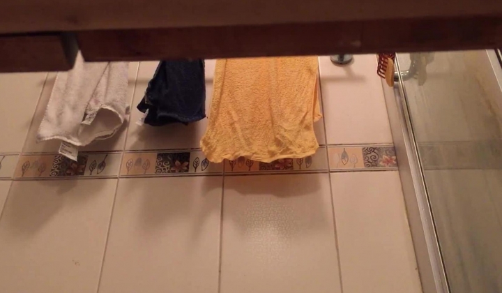 表妹借宿我家偷拍她洗澡 圆鼓鼓的奶子和稀疏的阴毛 弯腰时差点发现了