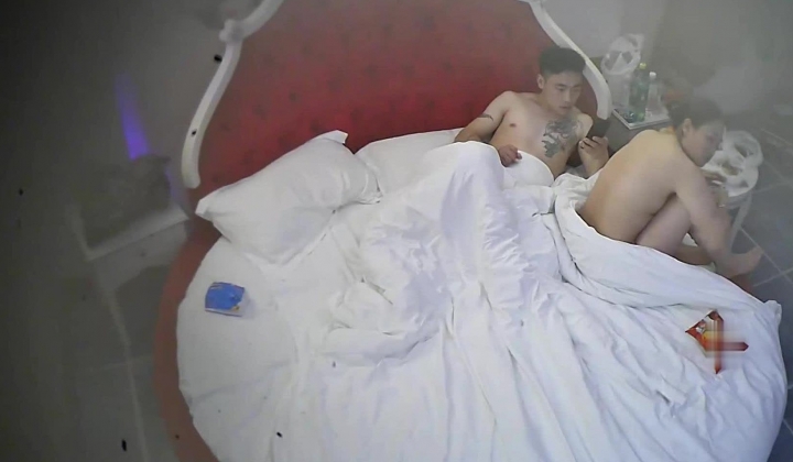酒店情趣房偷拍 圆脸可爱少妇被精壮纹身猛男按床上疯狂折腾不断呻吟